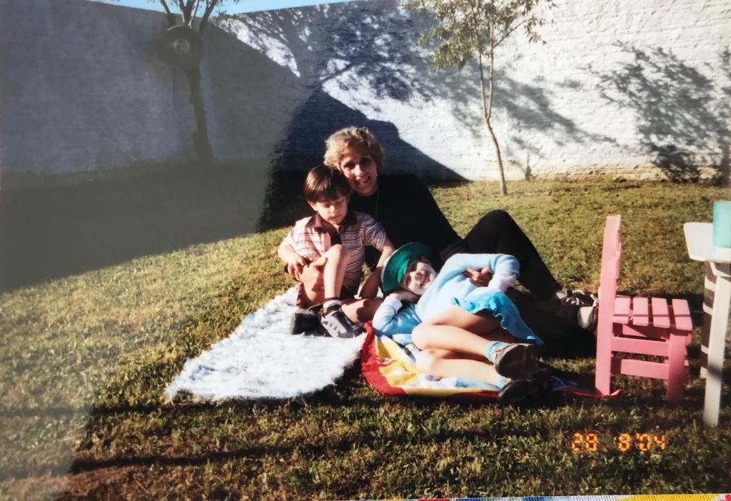 Mariza com os netos Nicole e Henrique