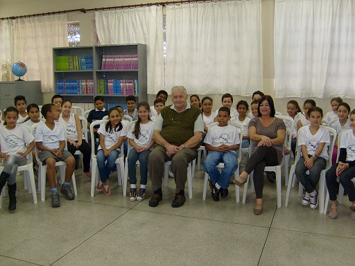 personagem: Depoente, alunos e professora<br>historia: A lembrança de um dia especial para o Sr. Hélio.<br>