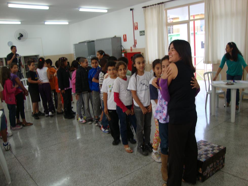 personagem: Alunos e depoente.<br>historia: Agradecimento dos alunos para a depoente.<br>