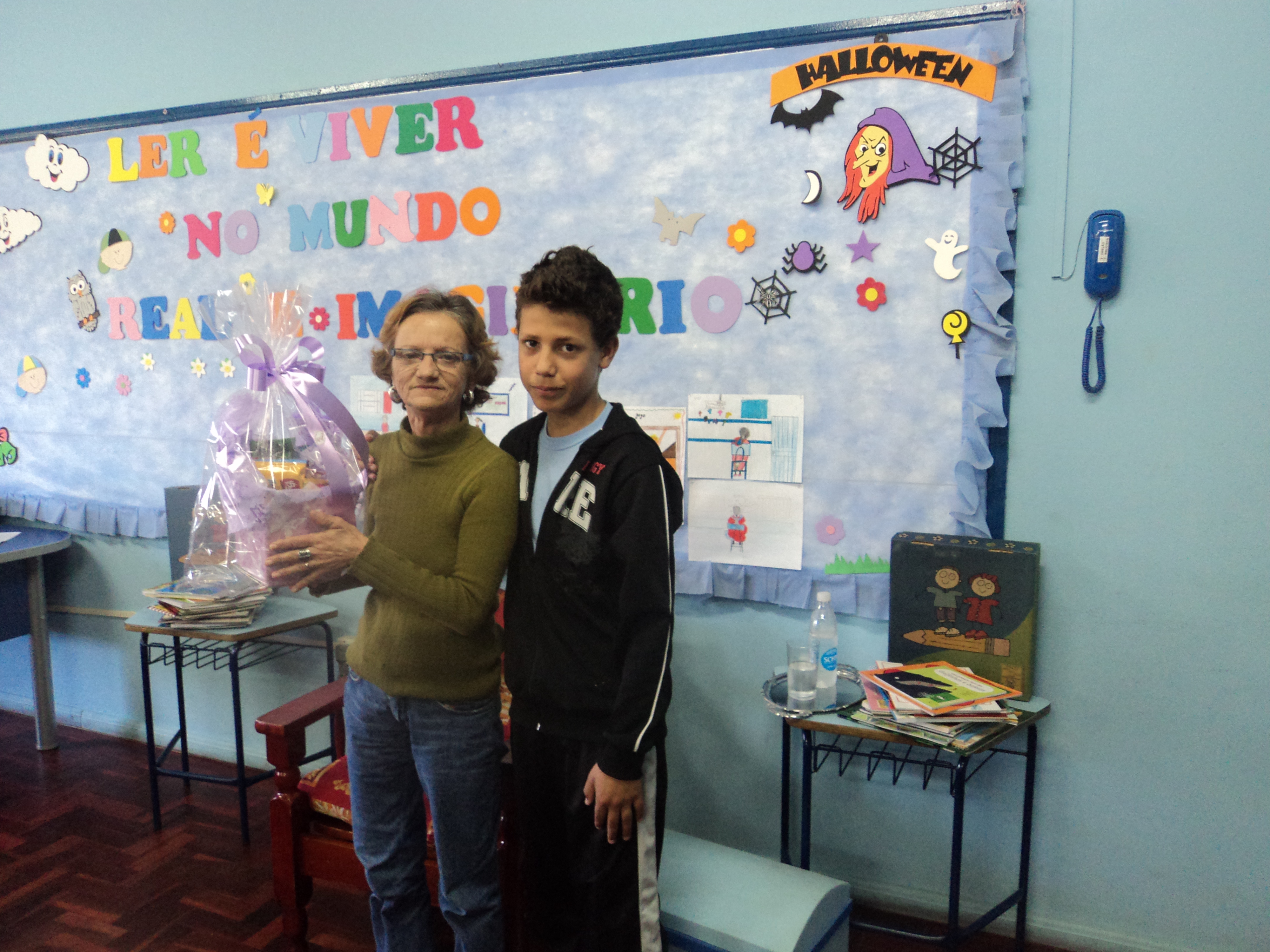 personagem: ALUNO DOULAS E DONA MARLENE<br>historia: MOMENTO DA ENTREGA DA LEMBRANCINHA<br>