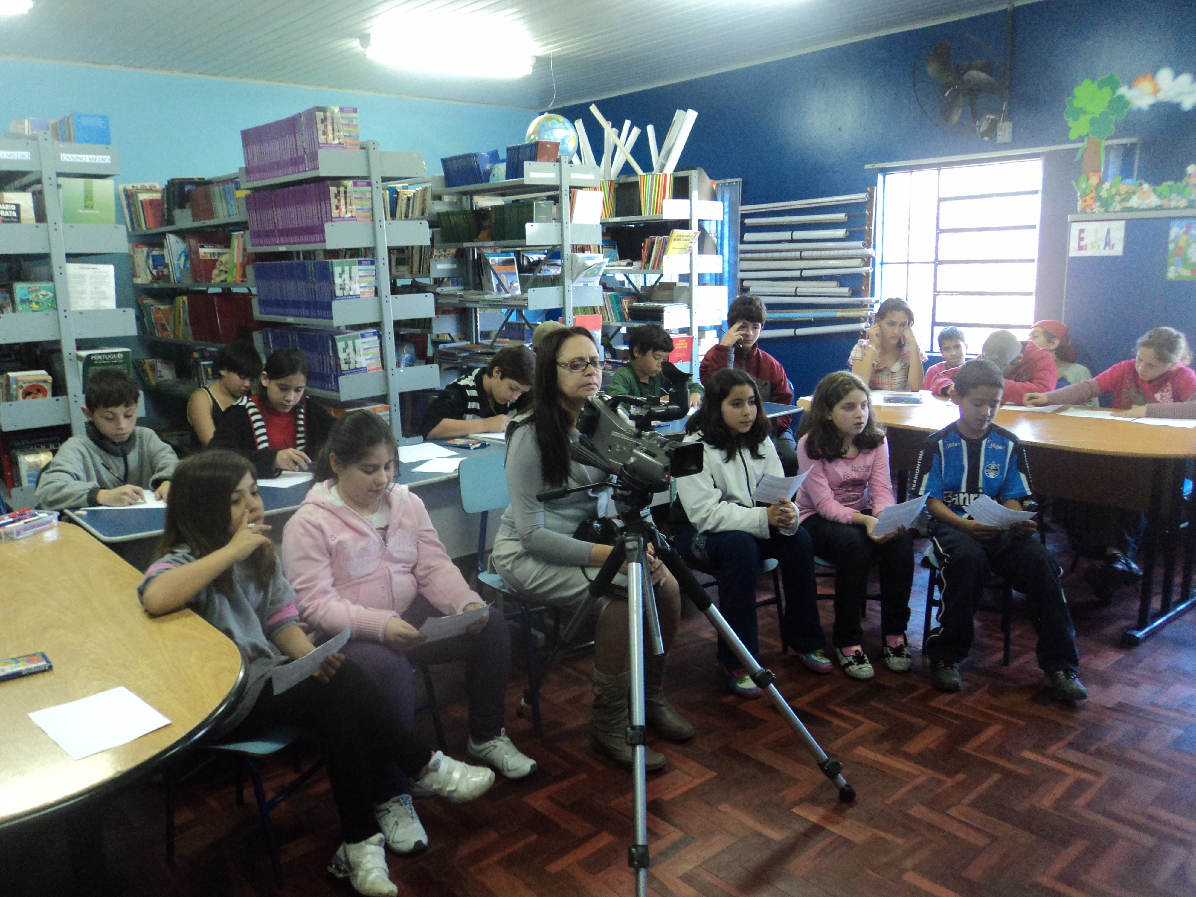 personagem: ALUNOS E A FOTÓGRAFA ANTÔNIA<br>historia: Momento da entrevista,<br>