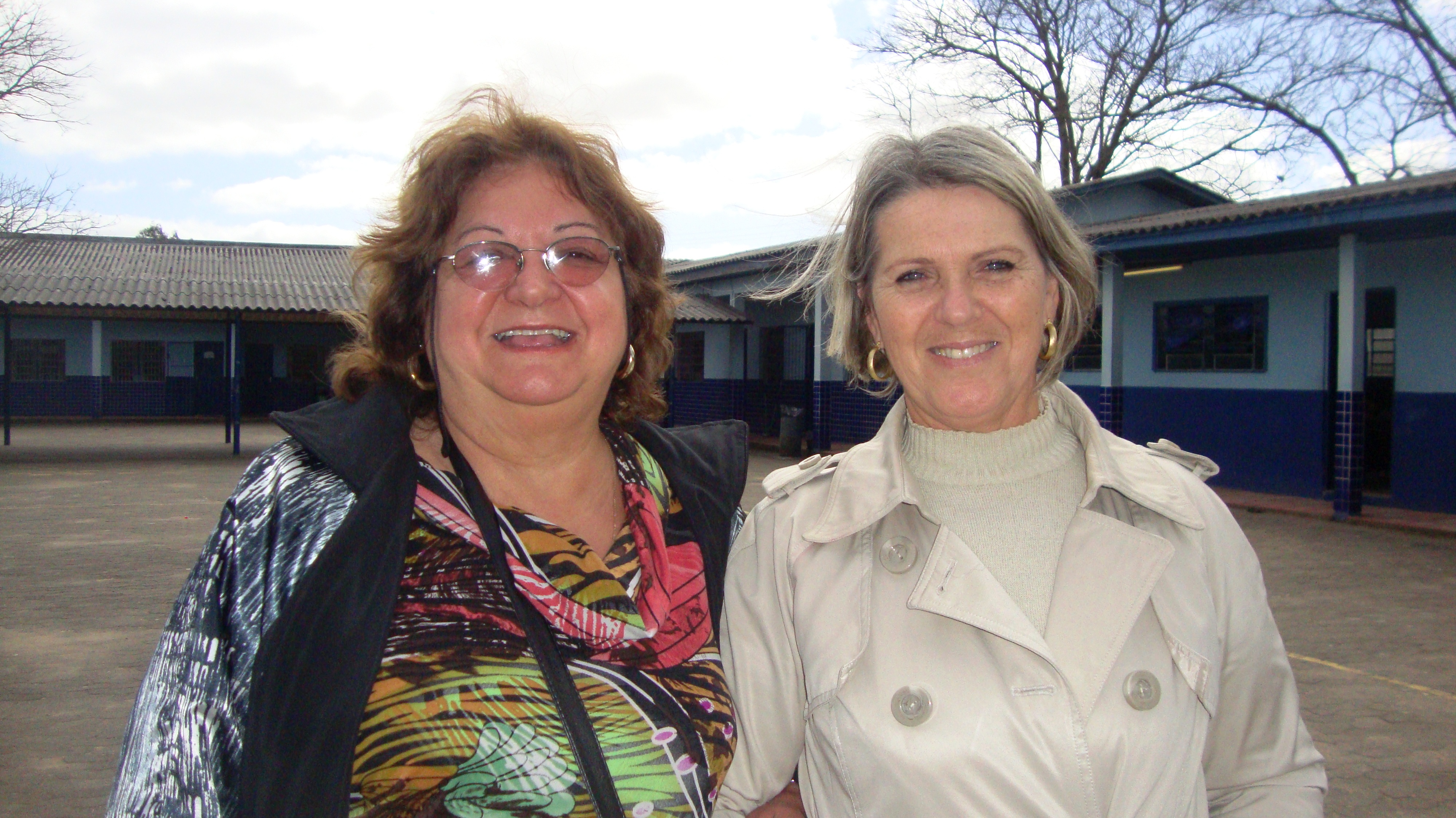 personagem: Teresinha Maria Bonacina e Alvaci Margaret Tolotti Silveira<br>historia: As amigas e participantes do projeto Memória Local saudando a escola pela qual dedicaram seu trabalho e carinho.<br>