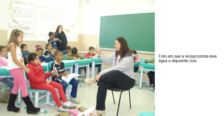 personagem: EM  PÉ PROFª ERICA; DEPOENTE JOSIANE RECEBENDO ÁGUA DA ALUNA THALIA; ENTREVISTADA PELOS ALUNOS MATEUS E THAISA E DEMAIS ALUNOS DOS 4ºs ANOS A e B.<br>historia: DEPOENTE JOSIANE RELATANDO O MOMENTO QUE A FILHA DA A NOTÍCIA DE SUA GRAVIDEZ , O QUE A DEIXOU EXTREMAMENTE TRISTE POIS A FILHA AINDA ERA UMA MENINA.<br>