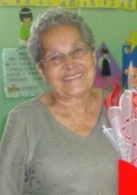 personagem: Dona Alaíde<br>historia: Dona Alaíde com as flores que recebeu como homenagem no dia da entrevista.<br>