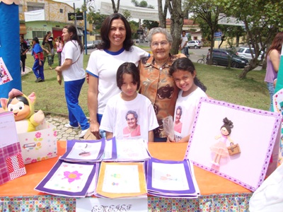 personagem: Dona Alaíde, Professora Silmara e as alunas Marcela e Lariane<br>historia: foto tirada durante a exposição final do projeto memória local na escola 2010, na praça central, em Apiaí.<br>