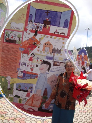 personagem: Dona Alaíde<br>historia: Dona Alaíde em frente a vela com sua história, ela curtiu muito a exposição<br>