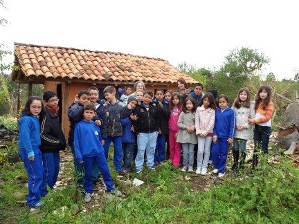 personagem: Alunos do quarto ano,professora e entrevistada<br>historia: Momento em que fomos conhecer uma casa de barro batido construído pela entrevistada dona Úrsula.<br>