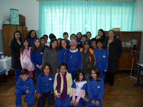 personagem: Dona Úrsula; professores e alunos.<br>historia: Encerramento da entrevista com uma foto reunindo todos que participaram desse momento importante na vida da depoente.<br>