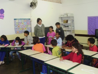 personagem: As crianças do projeto e a professora Gisele.<br>historia: Momento da entrevista.<br>