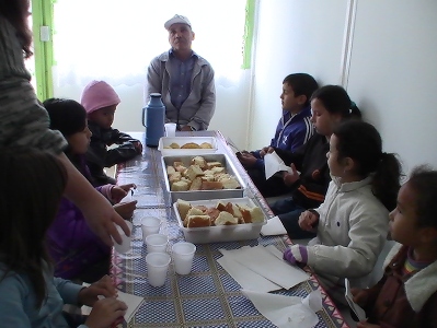 personagem: Domingos e todos os alunos da Escola do Bairro Mineiros.<br>historia: Foto tirada durante o coquetel feito em homenagem ao depoente.<br>