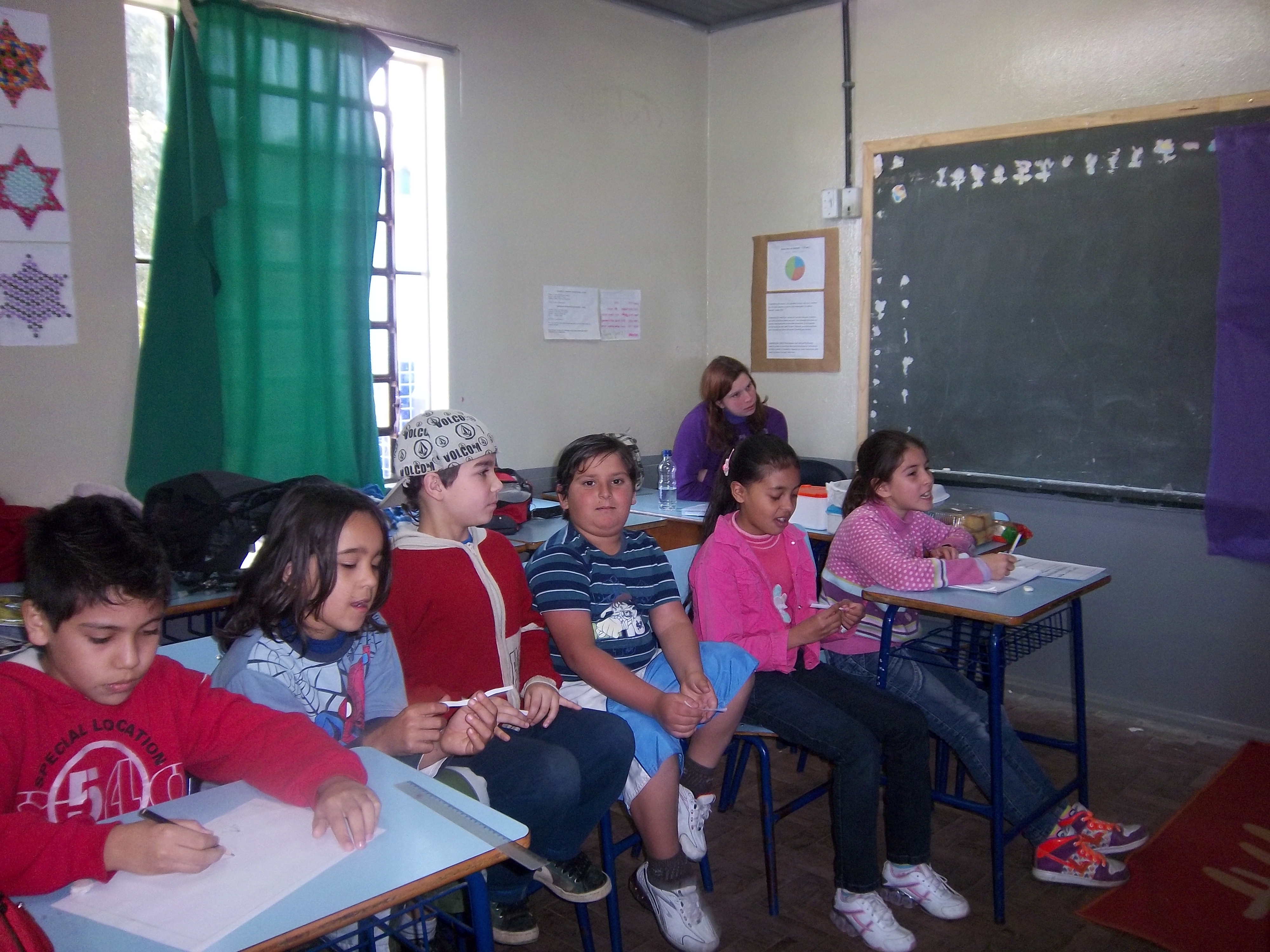 personagem: Alunos ouvindo e trabalhando<br>historia: Concentração durante a entrevista<br>