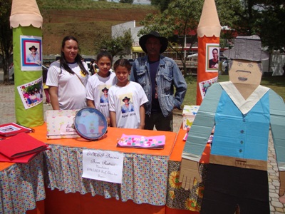 personagem: Sebastião, Professora Adriana e alunos do Bairro Bom Retiro<br>historia: senhor Sebastião visitando a banca com os trabalhos desenvolvidos pelas crianças com a história de vida dele.<br>