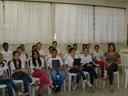 personagem: alunos e professora<br>historia: alunos e professora no momento da entrevista com o depoente<br>