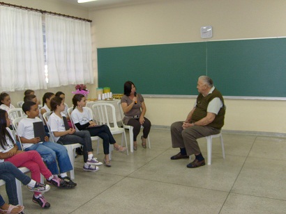 personagem: alunos, professora e depoente<br>historia: alunos e professora entrevistando o depoente<br>