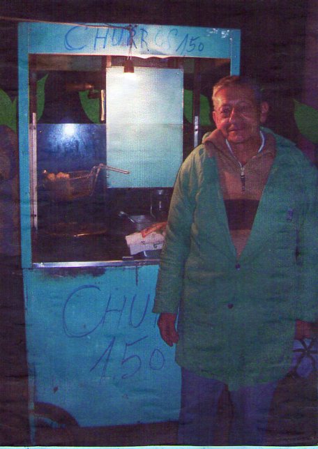 A foto mostra o seu Samuel no seu trabalho