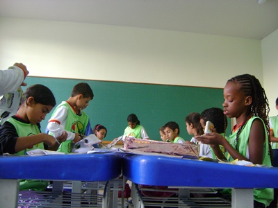 personagem: Alunos da EM Profª Inês Rodrigues Cesarotti.<br>historia: Alunos da EM Profª Inês Rodrigues Cesarotti registrando suas memórias<br>