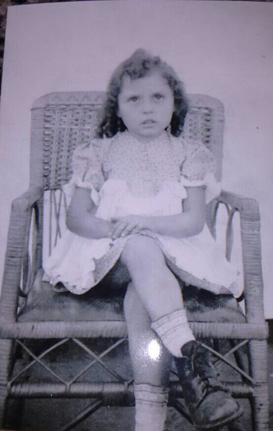 CRIANÇA EM POSE PRA FOTO