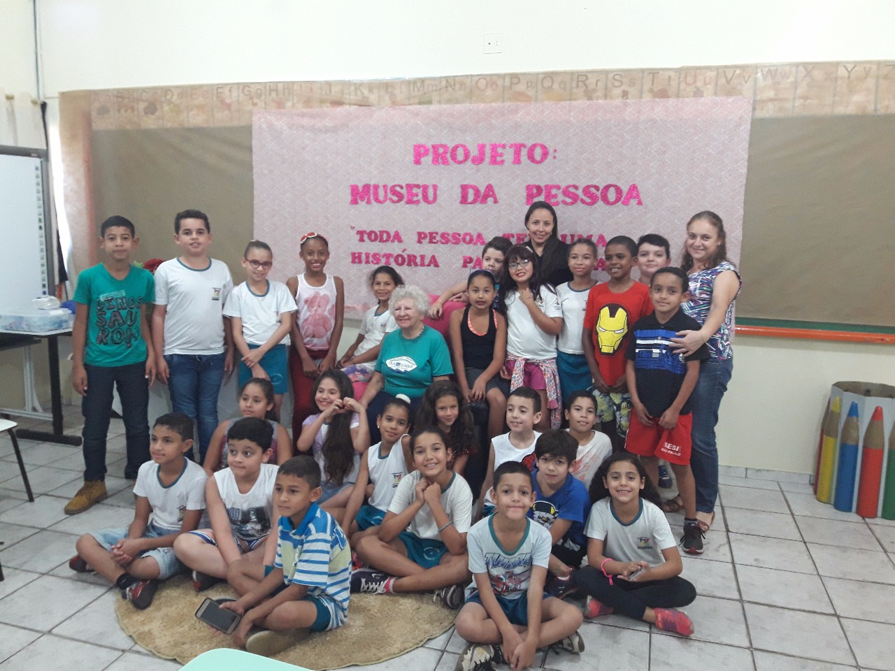DONA TEREZINHA COM OS ALUNOS QUE A ENTREVISTARAM