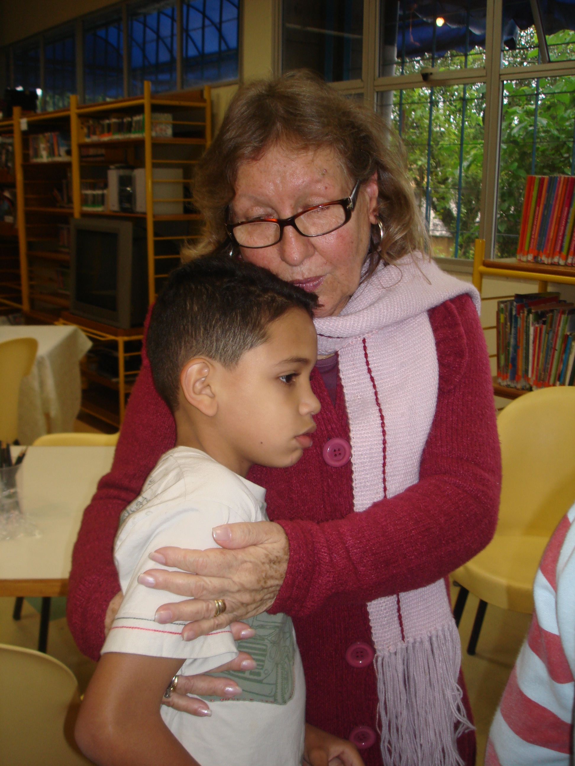 personagem: Pablo Isaias e Cheila Magaly<br>historia: Cheila é confortada por aluno ao se emocionar quando conta o que a levou a abrir o Instituto, Carlos Henrique Thomas, o assassinato do seu filho.<br>