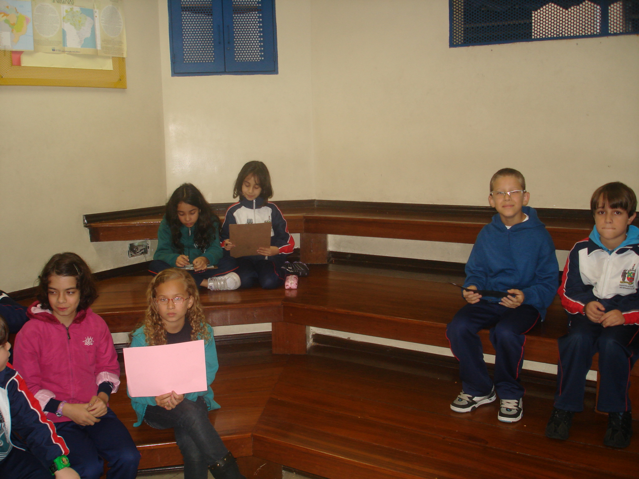 personagem: alunos da turma<br>historia: Os alunos se preparam para receber a Cheila para nossa entrevista<br>