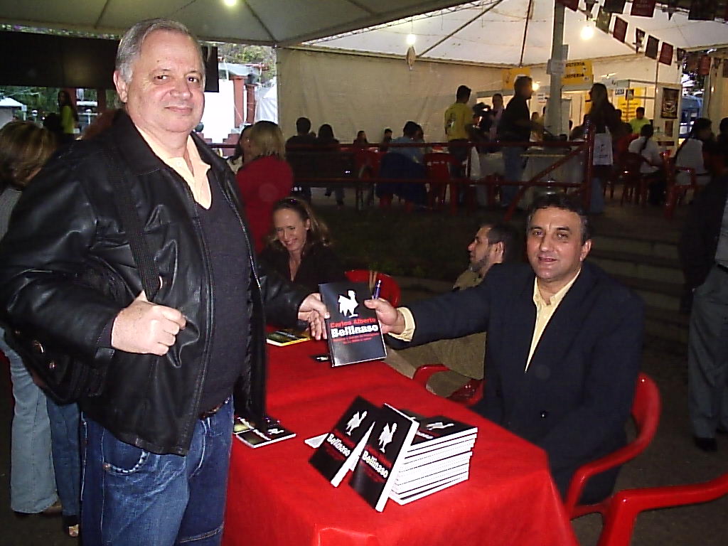 Sessão de autógrafos na Praça Saldanha Marinho em Santa Maria-RS. Na Feira do Livro realizada em maio