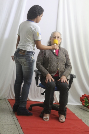 Dona Alice sendo entrevistada por alunos da escola