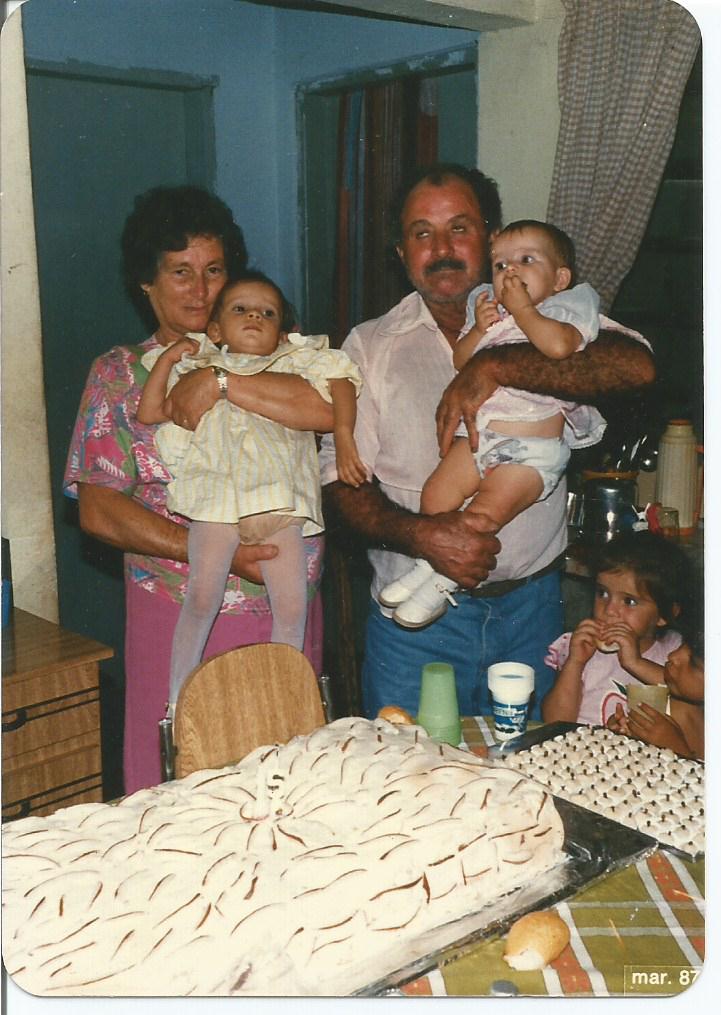 Dona Alice com suas netas