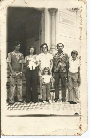 Dona Alice com família