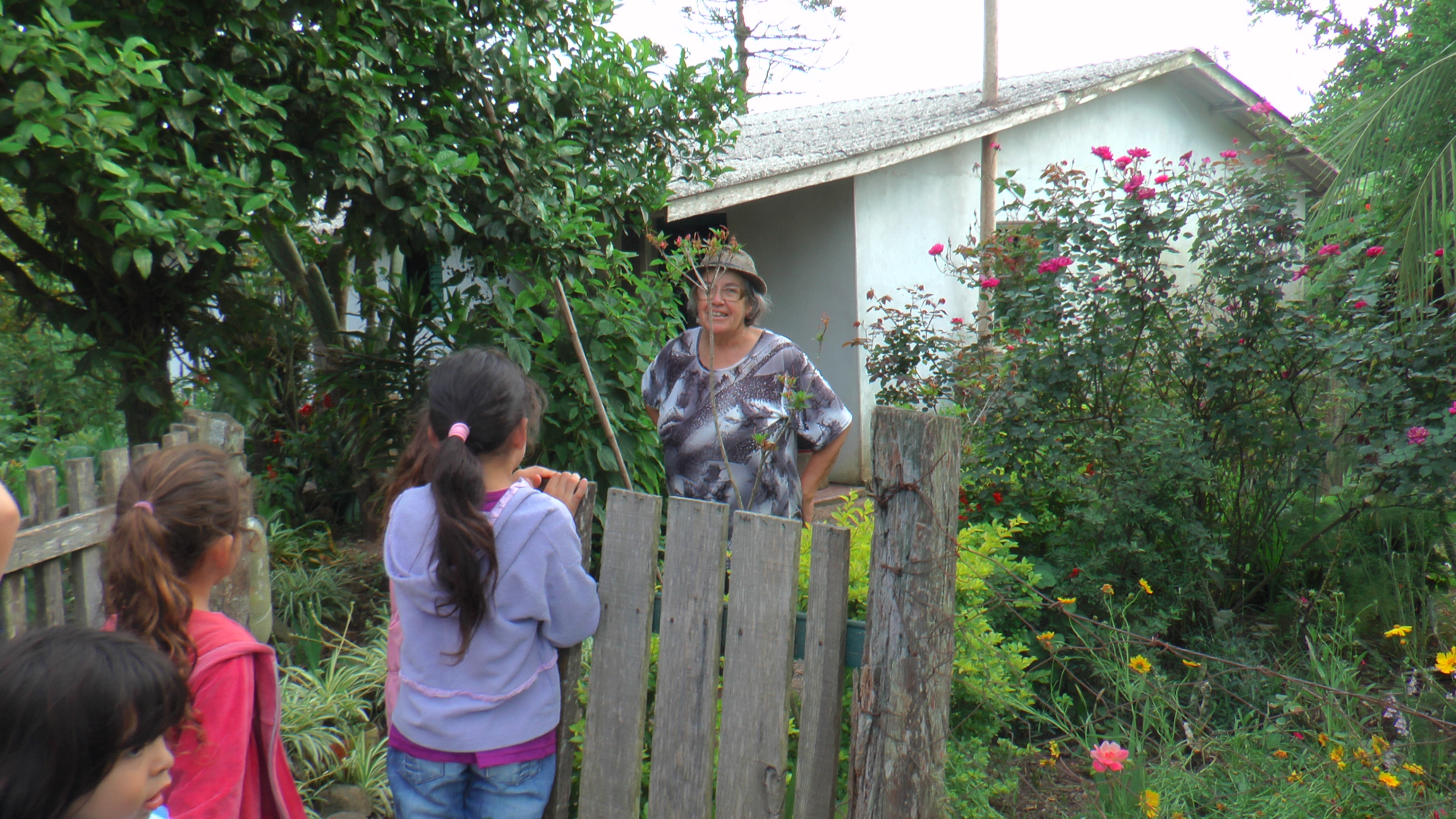 Uma moradora relatou aos alunos sua trajetória no Assentamento, falando de suas conquistas, dificuldades, anseios, dúvidas e projetos. Essa moradora é enfermeira, mas abandonou a profissão com o objetivo de desenvolver um trabalho de solidariedade, assistência social e apoio às pessoas com necessidades.
