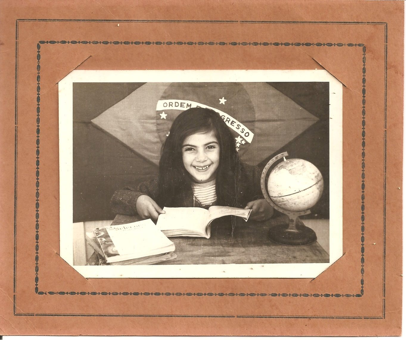 Eu na escola municipal onde comecei meus estudos