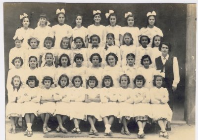 Personagem: alunas do terceiro ano primário e a professora Dna.Madalena<br>historia: Ano Santo de 1950. Escola Romão Puiggari no Brás, av.Rangel Pestana, terceiro ano primário então. Hoje já nem sei como seria, terceira série do primeiro grau, ou terceira série do curso fundamental. O nome não importa. O importante é que estas garotinhas tinham toda a vida pela frente. Onde estarão agora. Espero que nenhuma delas tenha falecido, pois gostaria de ter notícias. Meninas, eu sou a Clarice Lima,  a quinta da direita para a esquerda da segunda fileira de cima para baixo. Lembro-me de todas vocês. Só não me lembro dos nomes, com exceção da Joaquina  (ao lado da professora, na terceira fileira de cima para baixo) e da Ruth (a terceira da esquerda para a direita na primeira fileira de cima para baixo) que é minha irmã.  Se alguma de vocês vir esta foto, mande-me um e-mail, ficarei muito feliz. Eu atualmente estou morando em Moscou, Rússia, meu marido é moscovita. Talvez volte ao Brasil em 2005 definitivamente.Sou formada em História pela Universidade da Amizade dos Povos.
Infelizmente, não tive filhos. Não sei o que mais poderei dizer ao meu respeito. Escrevam... 
Clarice Lima Averina<br>