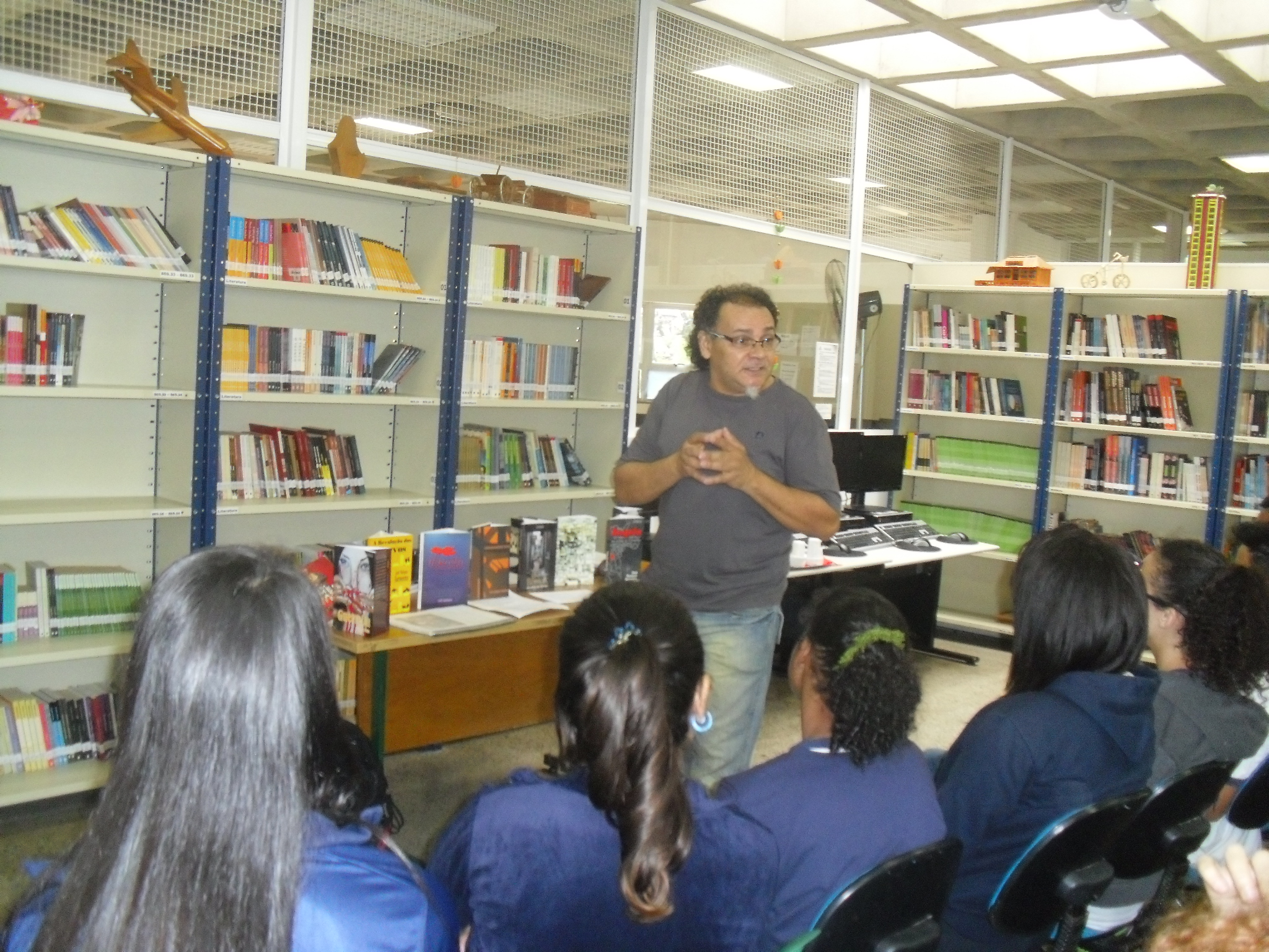 Líteropalestras são realizadas em escolas publicas das periferias  da cidade de São Paulo para alunos do ensino fundamental, médio e EJA, também em ONGs que trabalham no ensino de jovens aprendizes.