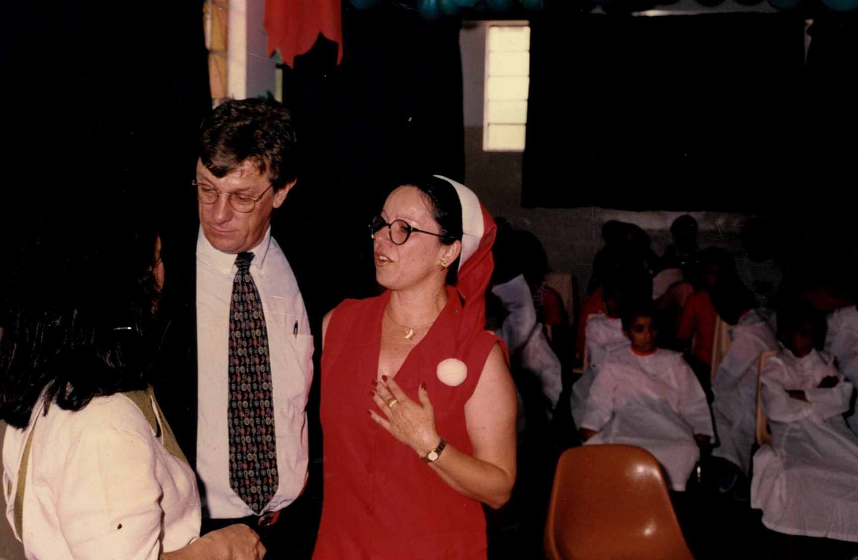 Vera Aguiar e o então deputado Iradir Pietroski na  comemoração de Natal das crianças da Febem