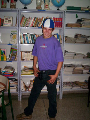 personagem: Somente eu<br>historia: Esta foto foi tirada pela minha professora Renata durante uma aula de leitura na biblioteca da escola. Todos colegas estavam presentes e me acharam engraçado, porque fiz pose.<br>