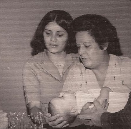 Batizando a filha mais velha Fatima, ao lado da comadre Neusa