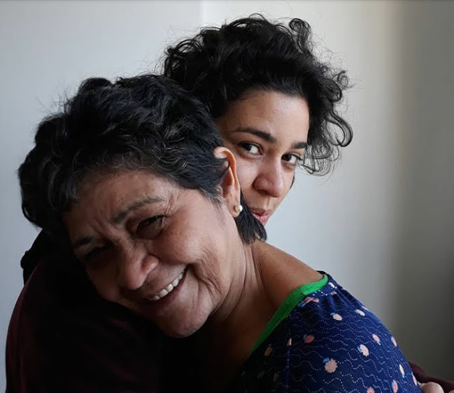 A menina Lucia, já crescida, mãe