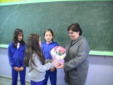 personagem: Eni, Gabrieli, Jenifer e Letícia<br>historia: Letícia entrega as flores para sua avó que é a depoente Eni.<br>
