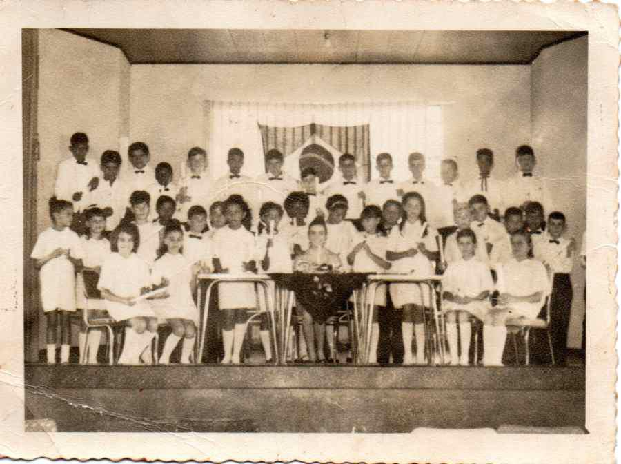 Formatura dos alunos da 4º série da Escola Sesi, em Barra Bonita, SP. Doni é a primeira do lado direito da primeira fila.