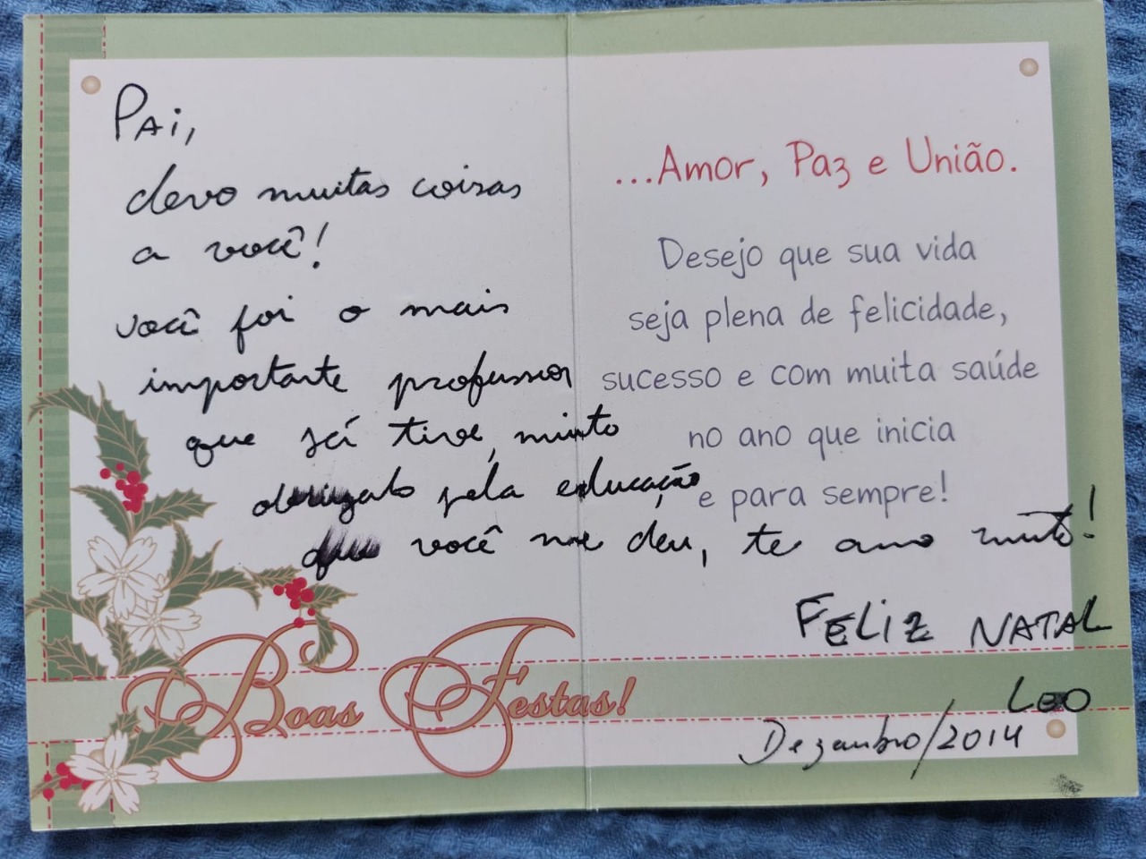 Cartão de Natal que Sérgio recebeu de seu filho, Léo. Na época, Léo morava em Petrópolis.
Sérgio diz ser o melhor elogio que recebeu na vida; conta que se sentiu muito realizado e feliz, isso porque não esperava essa manifestação de seu filho, sempre muito calado e tímido. Receber este cartão de Natal foi um enorme presente.
Sérgio ainda afirma que Leonardo é um filhão, com certeza o melhor filho do mundo.