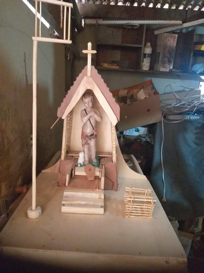 Esse andador da imagem foi feito em madeira e cravejado com parafusinhos de fenda, para não ter perigo de desmontar caso molhe.
Seu Sebastião faz andadores para as festas de São João. Esse ano ele fez no total de 8 andadores, nos quais 2 ganharam um concurso dos melhores andadores. Há muitos concursos desse tipo na região.
De acordo com ele, no dia da festa os encarregados levam o andor contendo a figura de São João para dar banho nele dentro do rio.
