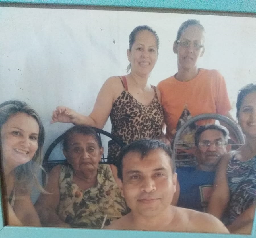 Seu Sebastião, sua esposa, seu único filho e as quatro filhas. Duas de suas filhas, Andrea e Andreza, são gêmeas (atrás, em pé).
Ele e o filho fazem aniversário quase juntos. No dia 20 de dezembro é aniversário de casamento, no dia 21 é aniversário dele e no dia 23 é aniversário do filho.