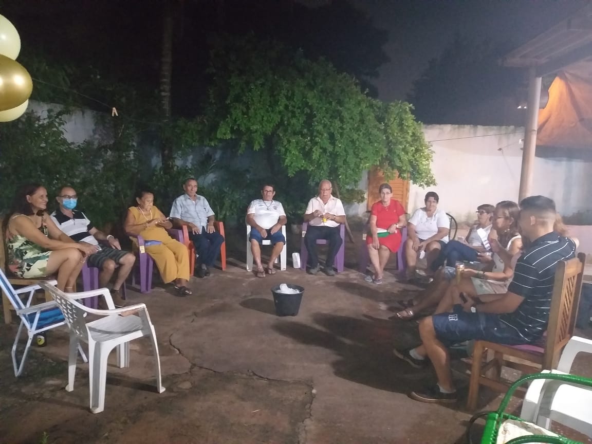 Grupo composto por irmãos, cunhados e noras. Os parentes estão espalhados por aí, então gostam de se reunir no fim de ano.