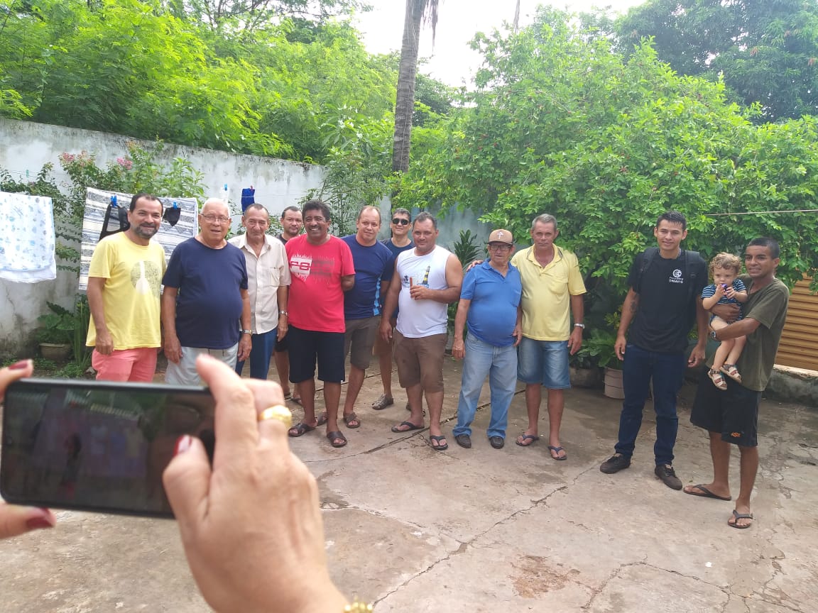 Os homens da família de Seu Sebastião: primos, irmãos, sobrinhos e netos. Os netos são o menino e a criança no colo dele. Os de camisa preta e amarela, ao lado dos netos, são sobrinhos dele, filhos da irmã dele.