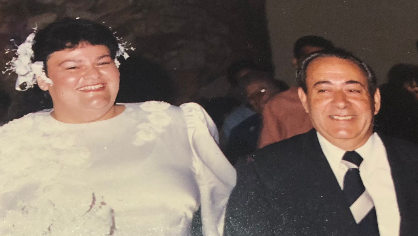 Foto de Rosângela e seu pai no dia do seu casamento. O pai de Rosângela sempre foi, para ela, referência de honestidade, lealdade e fidelidade. Esse foi um dia de muita alegria para seu pai, que teve no genro um amigo, um confidente e um parceiro.