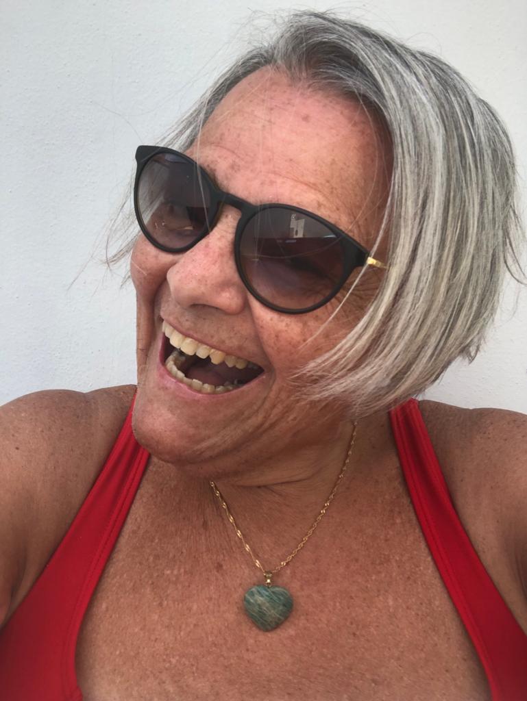 Rosângela dando uma boa gargalhada.