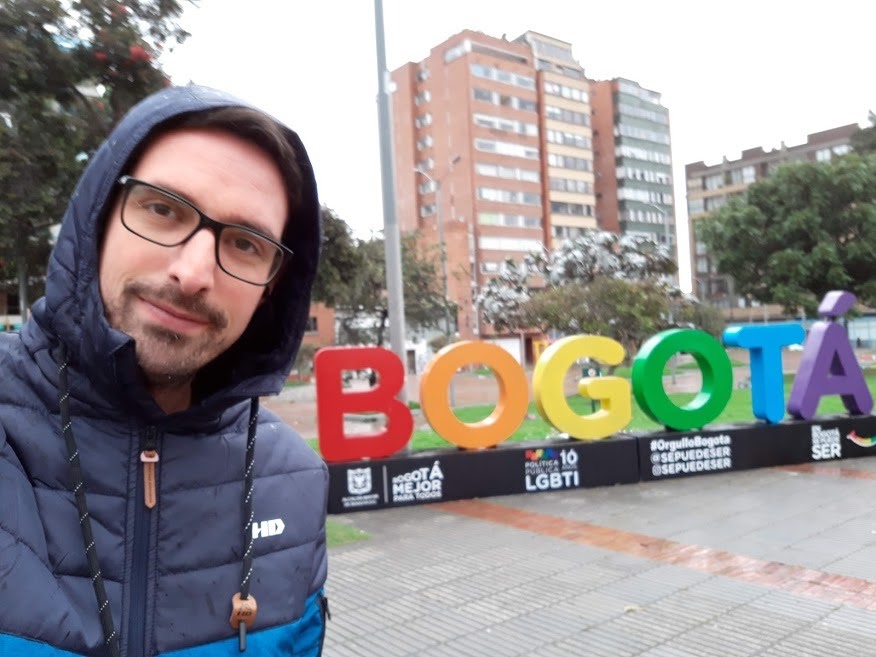 Carlos Eduardo em uma praça em Bogotá, na Colômbia. Ele tinha acabado de se mudar para a cidade, por conta do trabalho. Conta que foi um lugar onde se sentiu acolhido e gostou muito de viver.