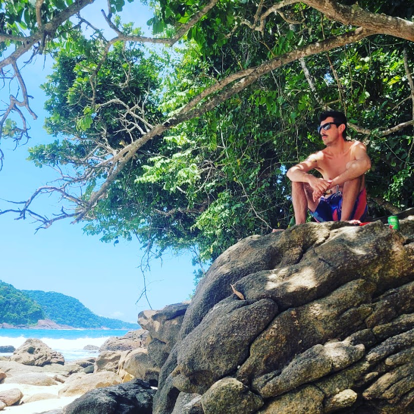 Carlos Eduardo em Trindade (RJ). Ele conta que foi pela primeira vez aos 24 anos e nunca deixou de voltar a essa praia. Sente uma conexão muito forte ali, é um lugar que o reenergiza e sente muito amor.