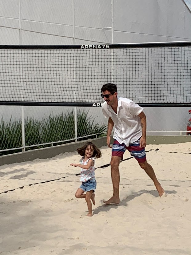 Carlos Eduardo brincando com sua afilhada, Laís. Ele conta que a sobrinha foi uma criança muito esperada na família e trouxe muita felicidade. Essa fotografia representa sua continuidade e conexão e, também, as famílias e suas constituições na vida.
