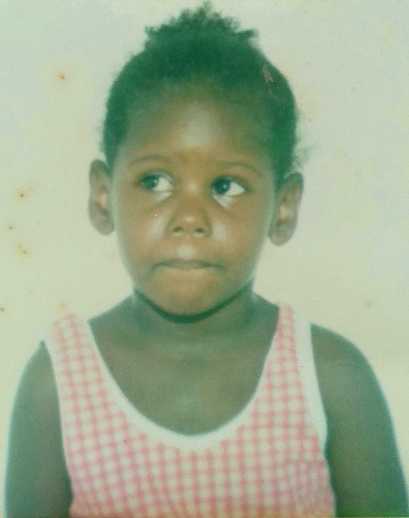 Nesse dia, Celso levou a filha Thayane para fazer uma foto 3x4 para a escolinha. A foto foi tirada em uma cabine, com um retratista que dava os comandos para a foto. No exato momento do registro Thayane olhou para Celso, seu pai.