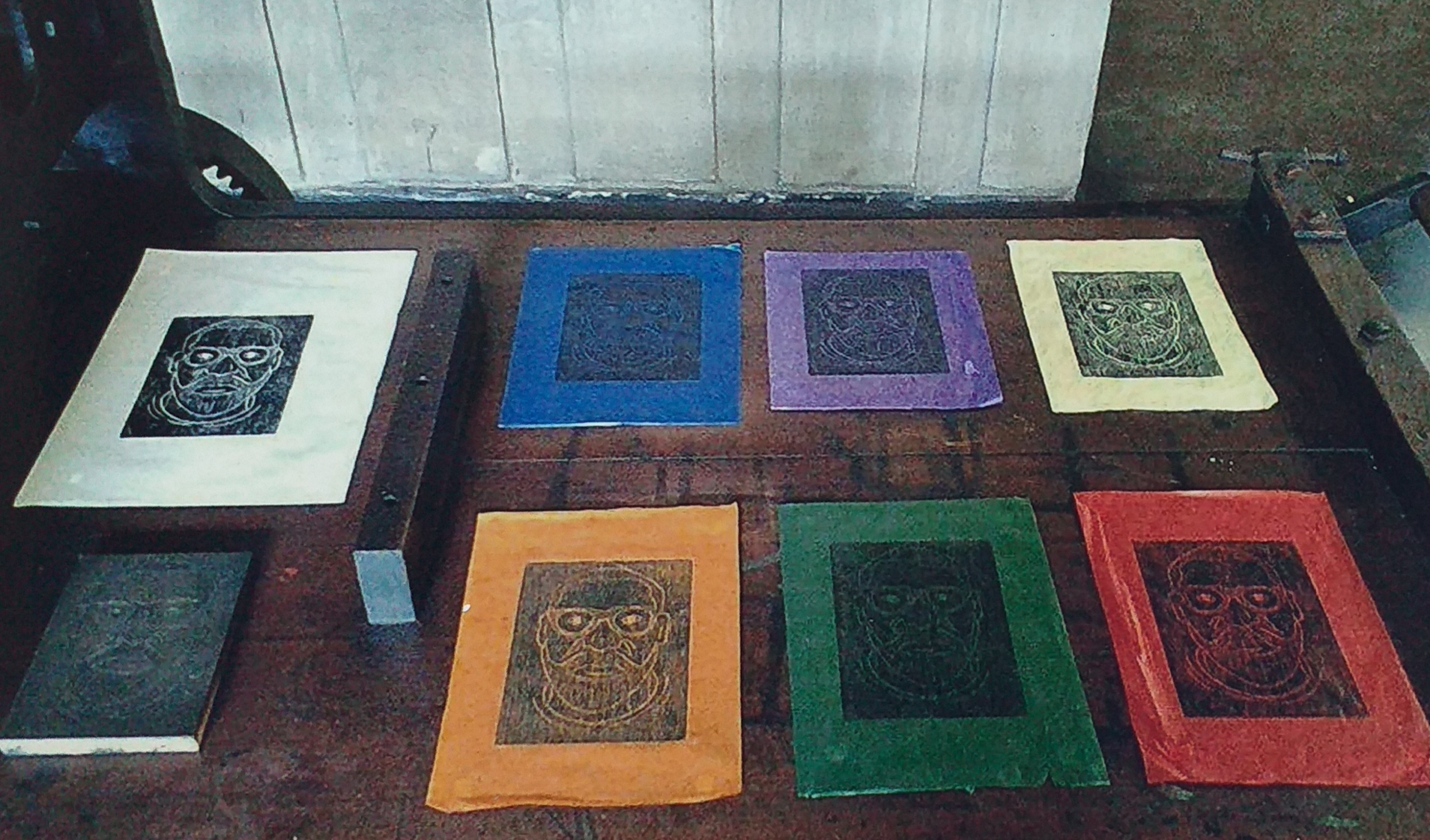 A foto foi tirada no Centro de Artes Calouste, onde Celso estuda. Logo após demissão da TV Record do Rio de Janeiro, decidiu trabalhar no campo da arte. Fez sua inscrição nessa instituição e, desde então, frequenta diversos cursos no Calouste. 
Essa foi a sua primeira exposição (Multiarte) na instituição. Intitulada “Autorretratos” (Xilogravuras - 21x30cm), a oficina teve orientação de Marília Jaci.